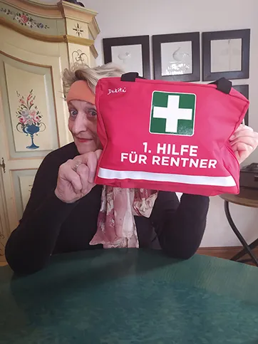 Annemarie von Gradowski mit Rentnertasche